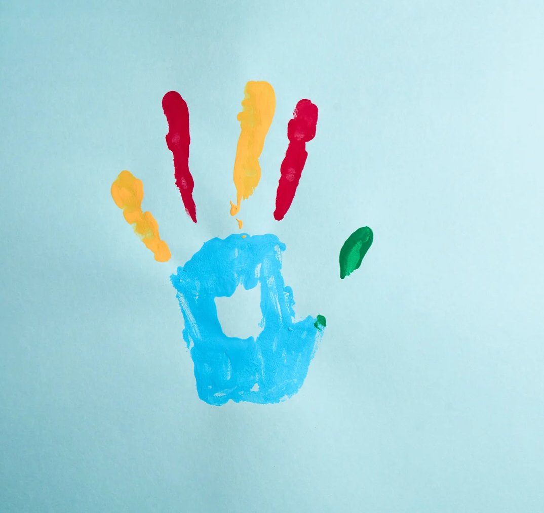 Dziecko z autyzmem podczas terapii fotobiomodulacją przezczaszkową - badania kliniczne tPBM u dzieci z ASD