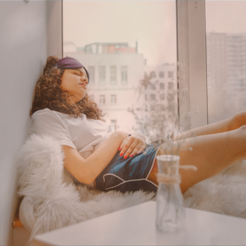 Kobieta stosująca terapię światłem czerwonym na ból owulacyjny związany z endometriozą - naturalne metody leczenia