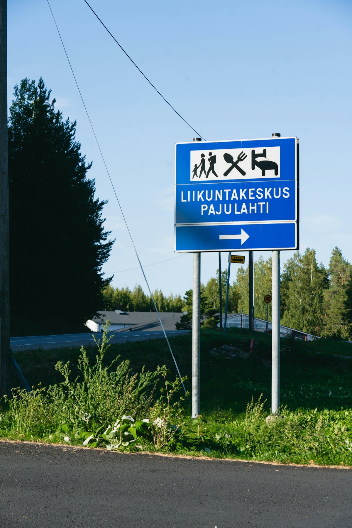 Blue sign with icons and text pointing arrow