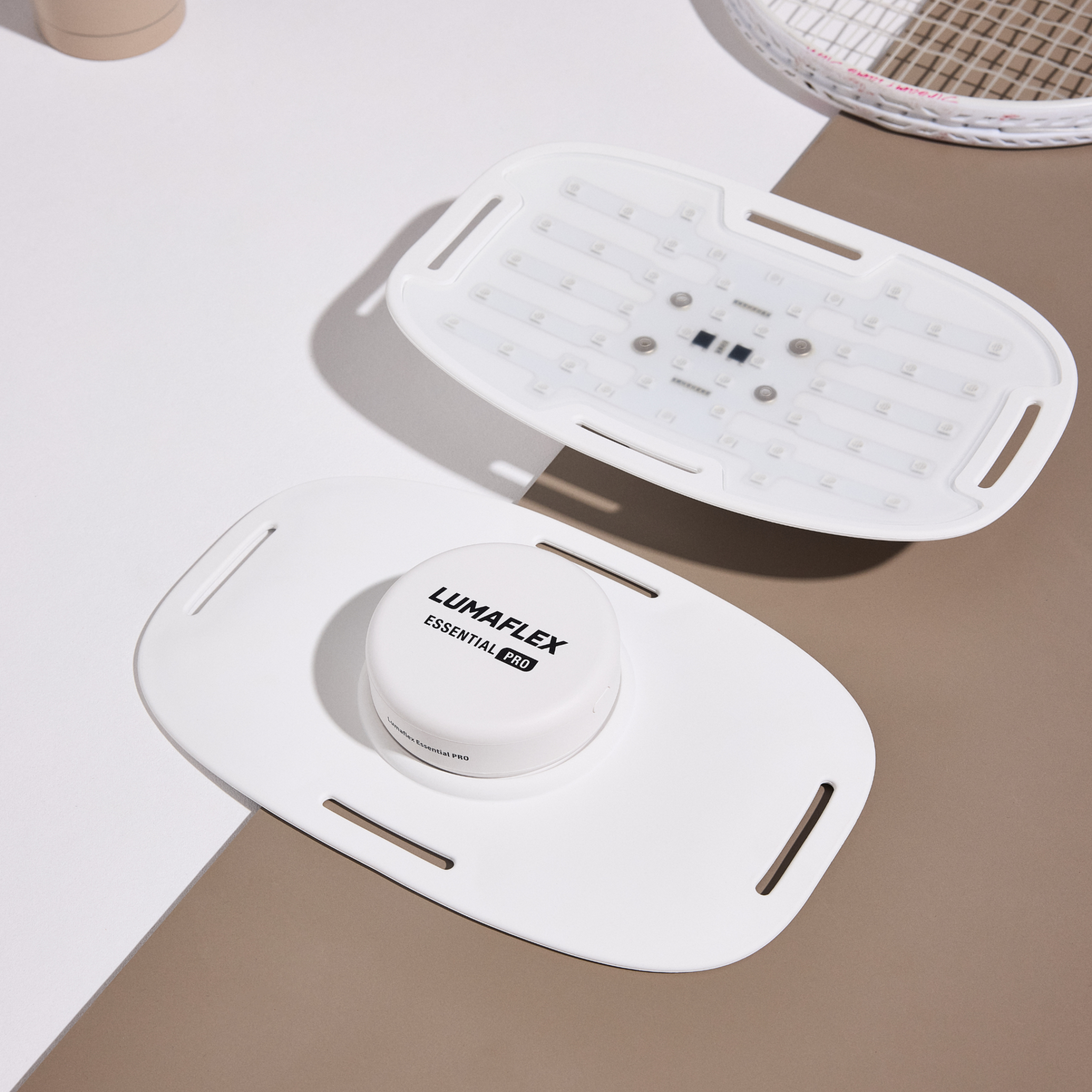 Urządzenie do terapii światłem LED Lumaflex Essential Pro  Premium z panelem wielofalowym do regeneracji skóry, funkcji mózgu.