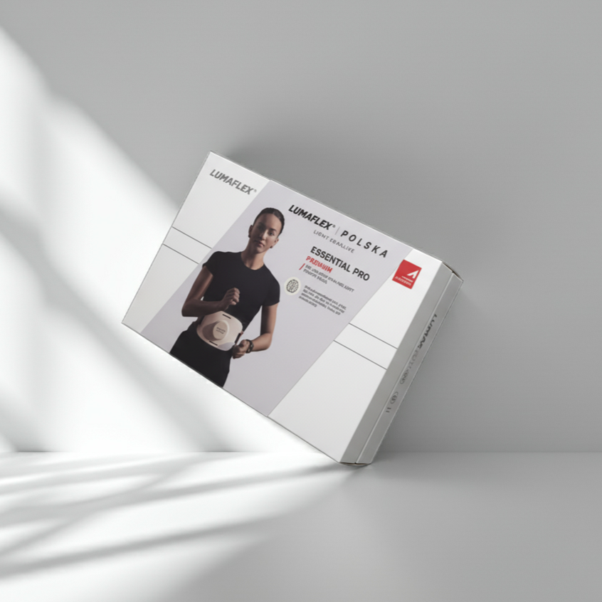 Opakowanie urządzenia do terapii światłem LED Lumaflex Essential Pro Premium 2025 z wizerunkiem kobiety trzymającej urządzenie